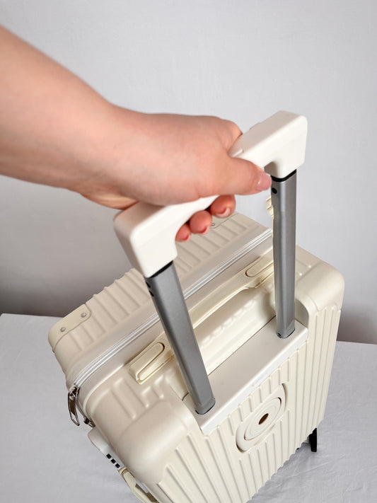 Ładna walizka na podróż samolotem